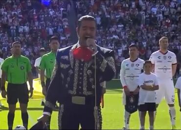 Pablo Montero se equivoca en el Himno Nacional previo al Chivas vs Atlas