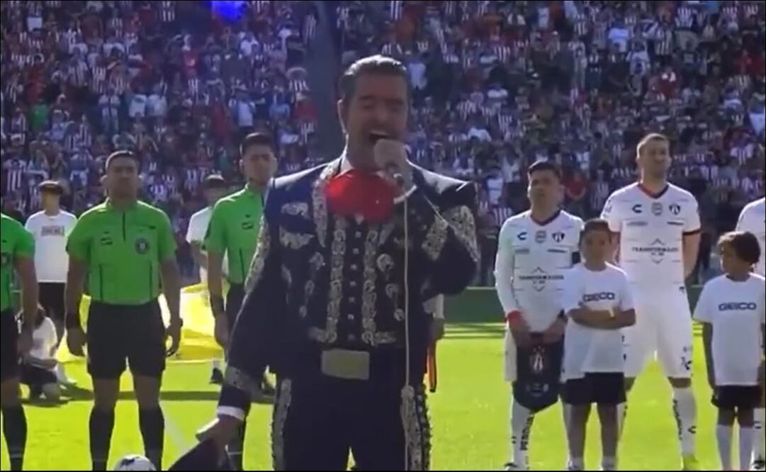 PABLO MONTERO SE EQUIVOCÓ EN EL HIMNO NACIONAL PREVIO AL CHIVAS VS ATLAS - FOTO: ESPECIAL