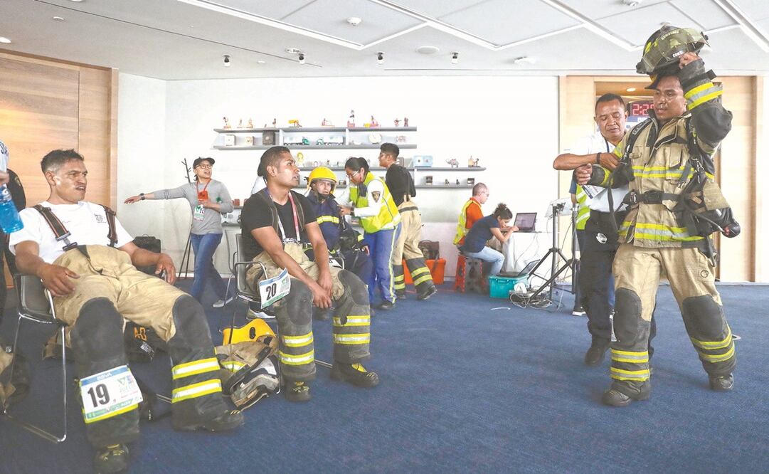 Mitzi, bombero de 24 años y perteneciente a la Estación Tacuba, obtuvo uno de los mejores tiempos al subir la Torre BBVA México en 11 minutos con 51 segundos. Foto: IVÁN STEPHENS. EL UNIVERSAL