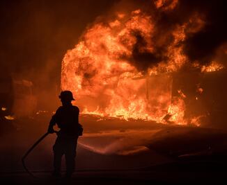 Vientos complican incendios en California