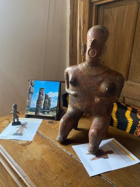 Francesa devuelve a México tres piezas de arte prehispánico que heredó de su padre