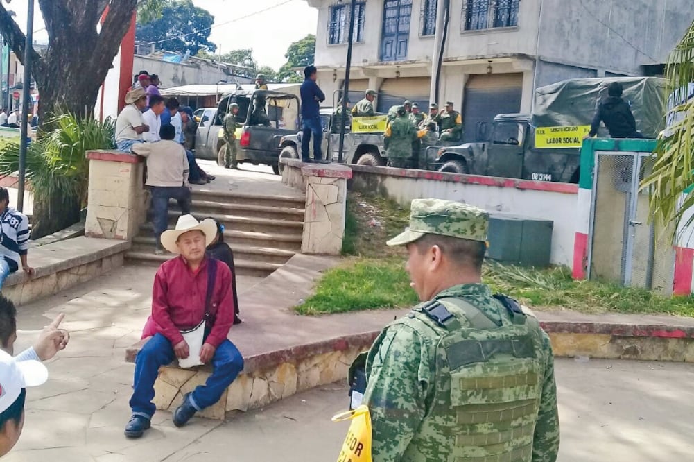 Los militares llegaron a la cabecera municipal de Chalchihuitán para realizar trabajos de labor social con los indígenas tzotziles afectados por el conflicto agrario de más de mil 500 hectáreas con Chenalhó (CORTESÍA SEDENA)