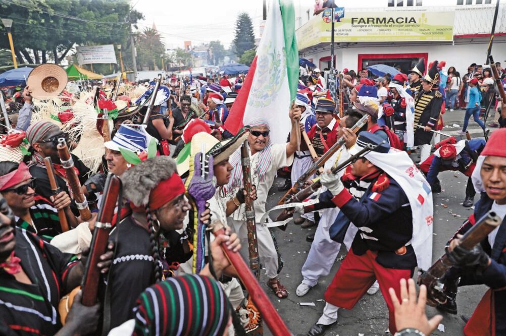 Vecinos de las colonias Pensador Mexicano y Peñón de los Baños recrean la batalla entre indígenas zacapoaxtlas y franceses. / FOTOS: DIEGO SIMÓN SÁNCHEZ. EL UNIVERSAL