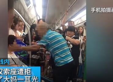 Video. Anciano en China cachetea a mujer por no cederle su asiento en el metro