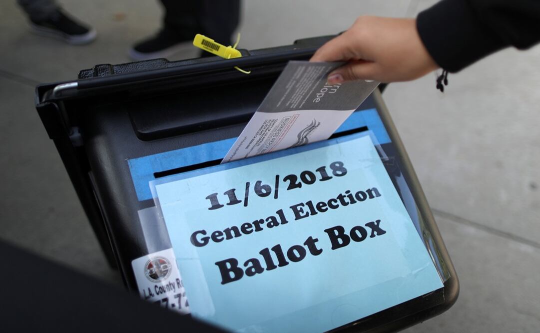 A woman votes in the U.S. congressional and gubernatorial midterm elections in Norwalk, California, United States - Photo:Lucy Nicholson/REUTERS