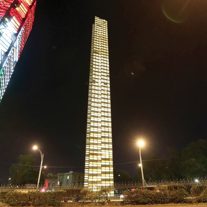 Compensación. 159 mil pesos por intereses al mes cobrarán por la deuda del equipo de cómputo de la Estela de Luz. Foto: VALENTE ROSAS. EL UNIVERSAL