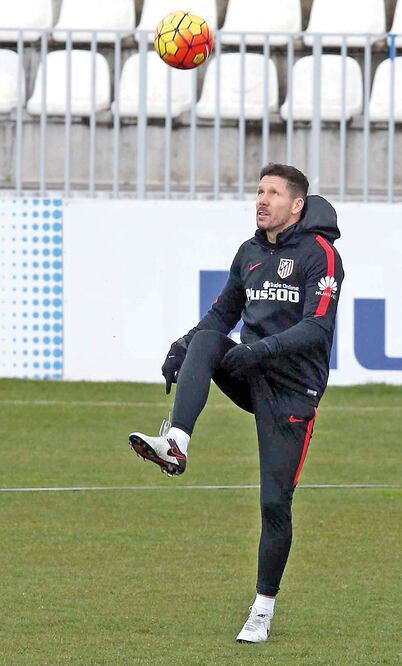 Diego Simeone, DT del Atlético, jugueteó en Cerro del Espino (ZIPI. EFE)