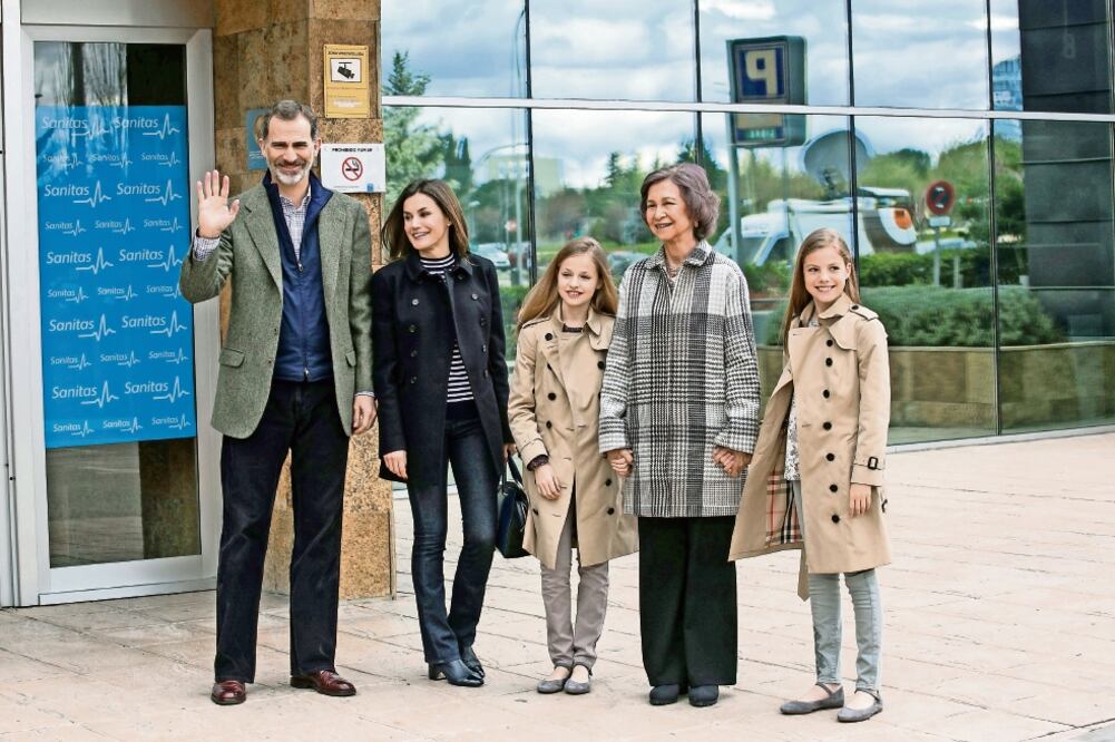 Los reyes Felipe y Letizia, junto con sus hijas y la reina Sofía visitaron ayer el hospital donde fue operado el rey Juan Carlos de la rodilla.  (SANTI DONAIRE. EFE)