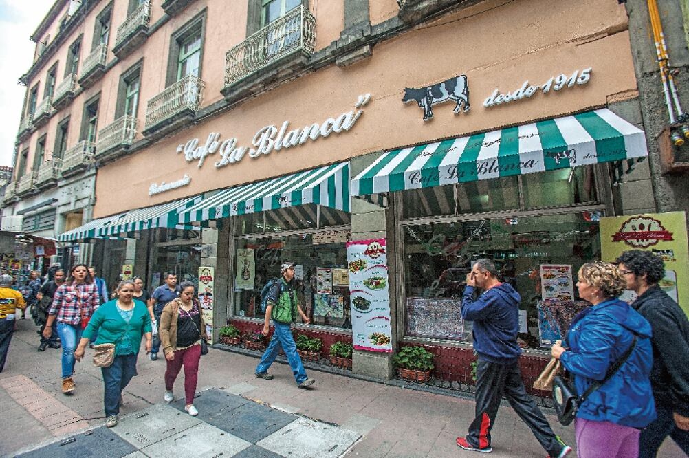 El restaurante La Blanca está ubicado en el número 40 en la avenida 5 de Mayo. Sus clientes, fieles desde hace varios años, acuden a degustar sus tradicionales platillos y café, los cuales han encantado a presidentes de la República (YADÍN XOLAL)