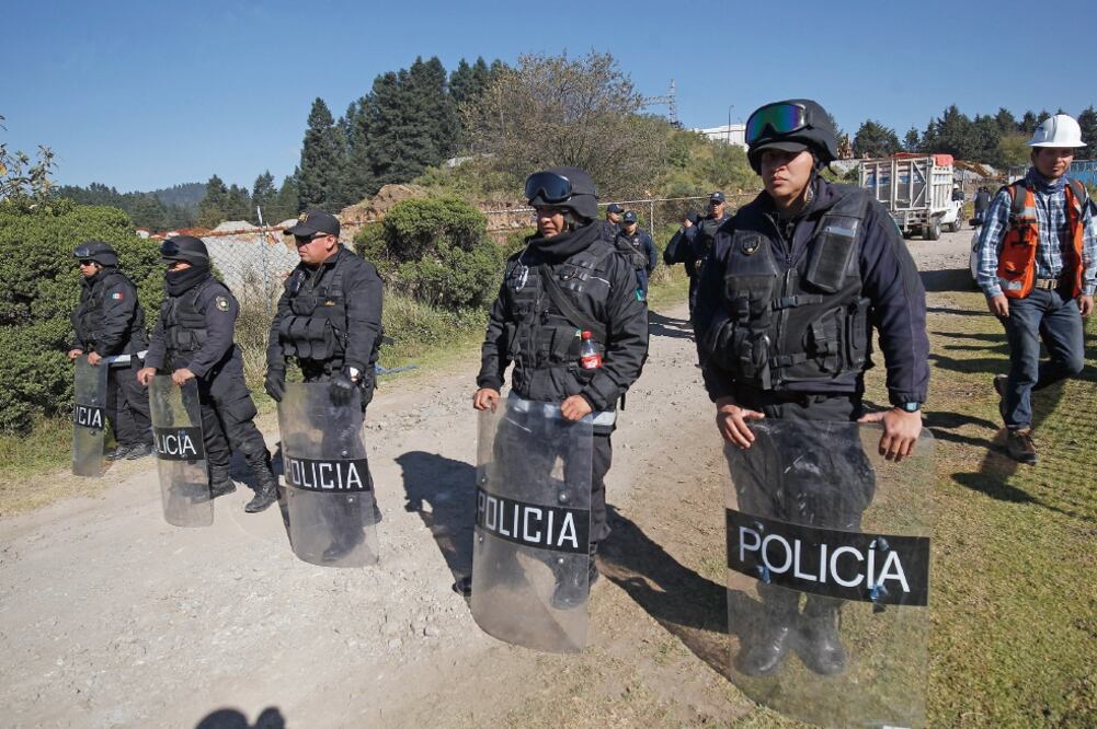 Alrededor de mil policías estatales, federales y municipales resguardaron el ingreso de trabajadores, ante la amenaza de protestas de comuneros (JORGE ALVARADO. EL UNIVERSAL)