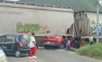 Tren embiste a un automóvil en Hidalgo; cierran carretera Apan-Emiliano Zapata en ambos sentidos