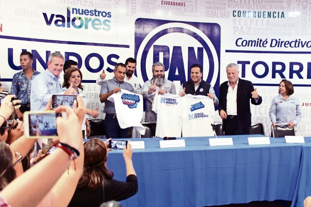 Militantes del PRI decidieron unirse a las filas del PAN; reclamaron que en el tricolor sólo los utilizaron en tiempos de campaña (FRANCISCO RODRÍGUEZ. EL UNIVERSAL)