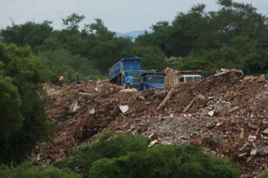 Tiran en río escombros de casas derribadas por sismo en Oaxaca, denuncian