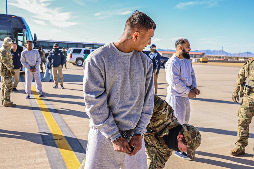 Fotografía tomada de una publicación en la cuenta oficial de la red social X de la secretaria de Seguridad Nacional de Estados Unidos, Kristi Noem, de migrantes esposados este martes, en la Base Militar de Guantánamo (Cuba). Foto: EFE
