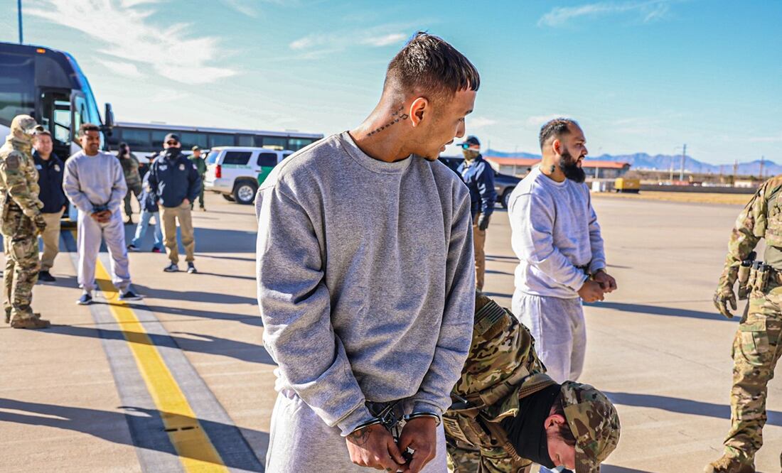 Fotografía tomada de una publicación en la cuenta oficial de la red social X de la secretaria de Seguridad Nacional de Estados Unidos, Kristi Noem, de migrantes esposados este martes, en la Base Militar de Guantánamo (Cuba). Foto: EFE