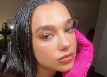 Dua Lipa lo confirma, la moda de enseñar la ropa interior regresó