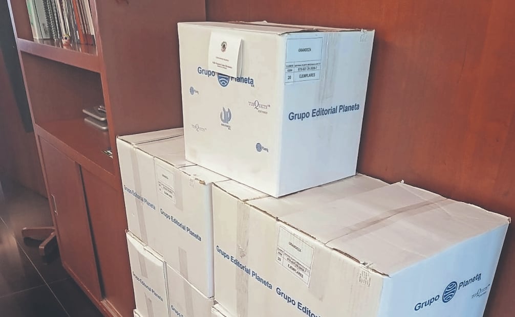 Cajas con ejemplares del libro Grandeza, de AMLO,en el Senado. Foto Especial