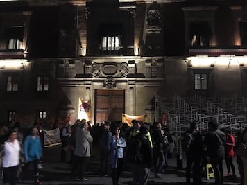 Manifestantes bloquean accesos a Palacio Nacional