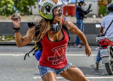 Venezuela: La 'Mujer Maravilla' que protesta contra Maduro
