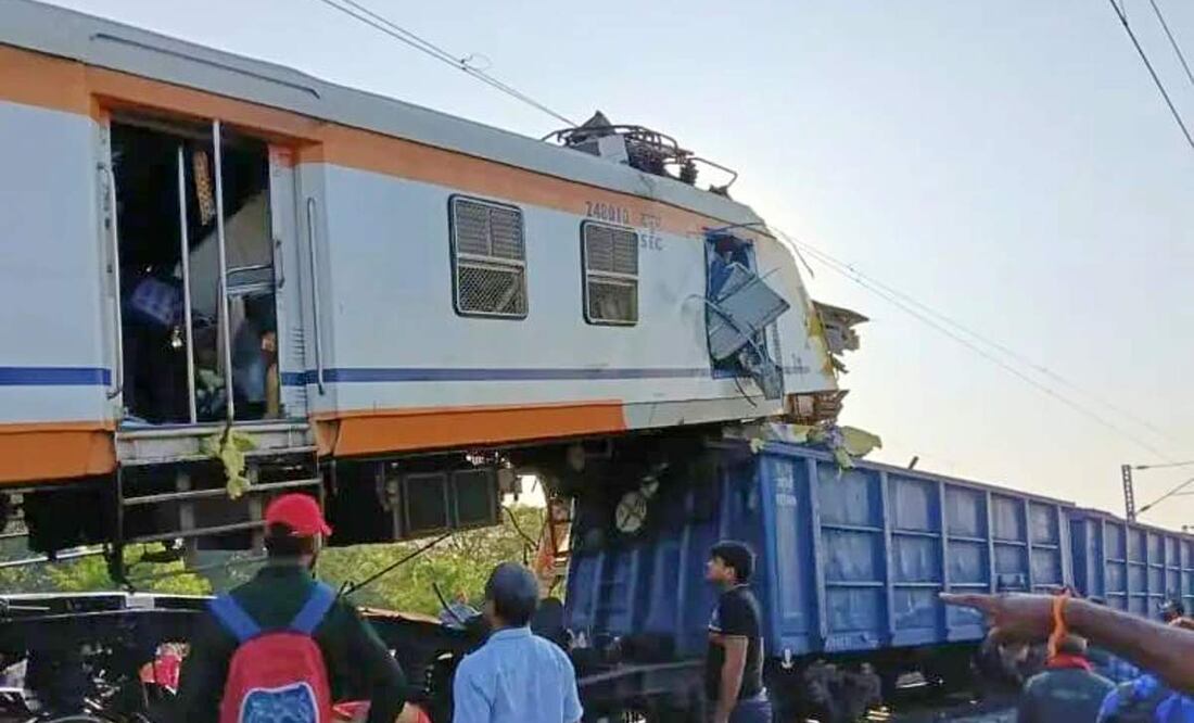 Los equipos de rescate trabajan en el lugar del choque entre un tren de pasajeros y un tren de carga, cerca de Bilaspur, a unos 116 kilómetros (72 millas) de Raipur, la capital del estado indio de Chhattisgarh, el martes 4 de noviembre de 2025. Foto: AP
