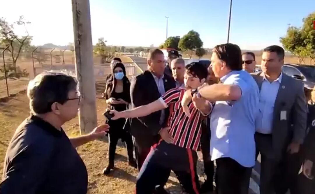 Bolsonaro tira de la camiseta a youtuber para intentar sacarle un celular. Foto: Reproducción G1