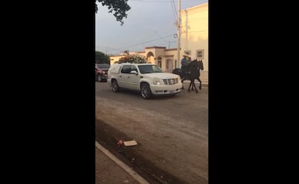 Con banda, caballos y supuestos policías despiden a capo, asesinado en restaurante frente a niños