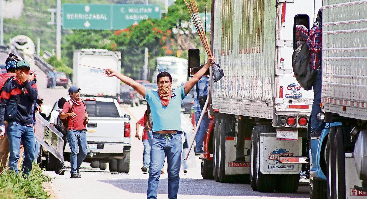 Un grupo de 'Los Panzudos' participó en el ataque a los maestros de la CNTE que mantenían un bloqueo desde el 27 de junio (ARCHIVO. EL UNIVERSAL)