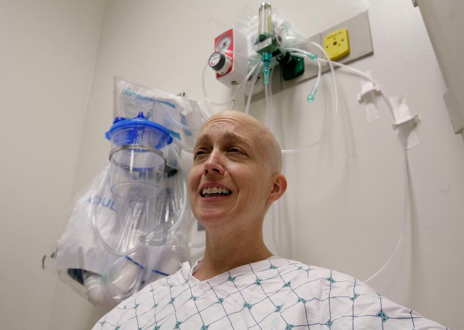 Imagen ilustrativa. Mujer reacciona a un tratamiento con quimioterapia (Foto: AP/Archivo)