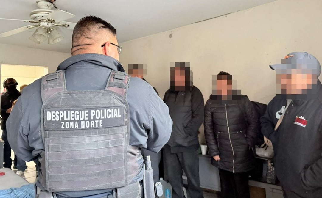 Rescatan a 11 migrantes privados de la libertad en Ciudad Juárez, Chihuahua; los canalizan al Instituto de Migración.
Foto: Especial.