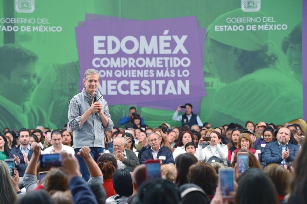 Durante el evento, el gobernador mexiquense donó paquetes de utensilios a los comedores comunitarios del municipio de Atizapán (ESPECIAL)