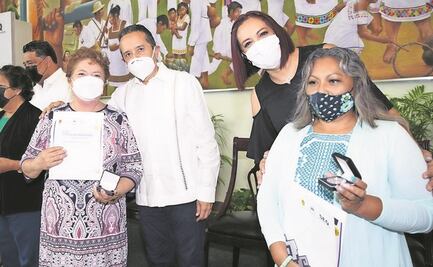 Reconocen 30 y 40 años de labor de 260 docentes de Quintana Roo