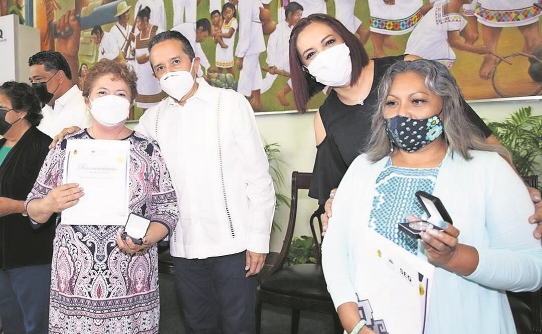 El gobernador Carlos Joaquín González entregó premios y estímulos monetarios a 260 docentes por sus años de servicio. Foto: Especial.