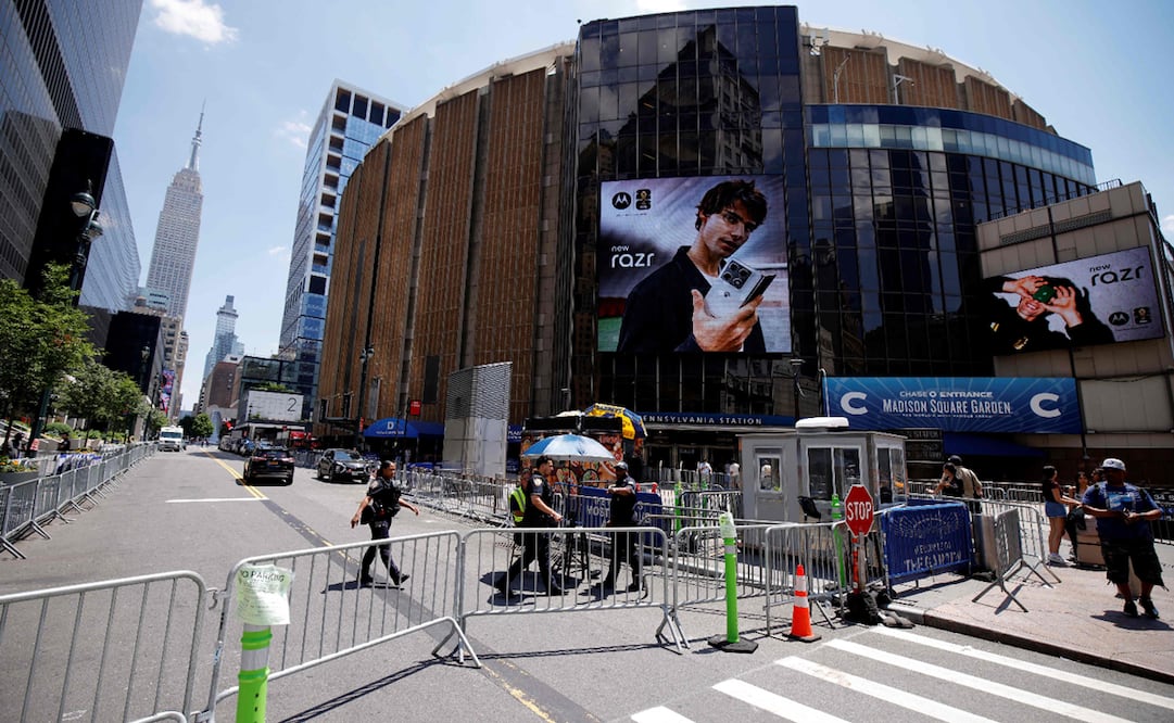Agentes de policía vigilan el exterior del Madison Square Garden, lugar donde, según se informa, se celebrará la boda de la cantante de pop Taylor Swift y el atleta profesional Travis Kelce.
Foto: Leonardo MUNOZ / AFP