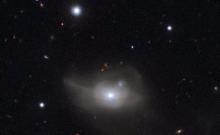 Descubren un agujero negro que arrastra una galaxia a la oscuridad