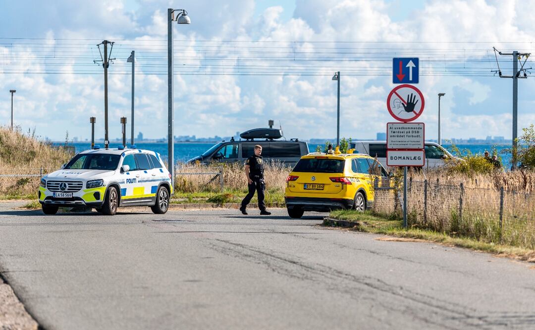 Agentes de la policía y el Servicio de Inteligencia de Dinamarca, en las inmediaciones del aeropuerto de Copenhague, tras el avistamiento de drones sobre el aeródromo. Foto: AP