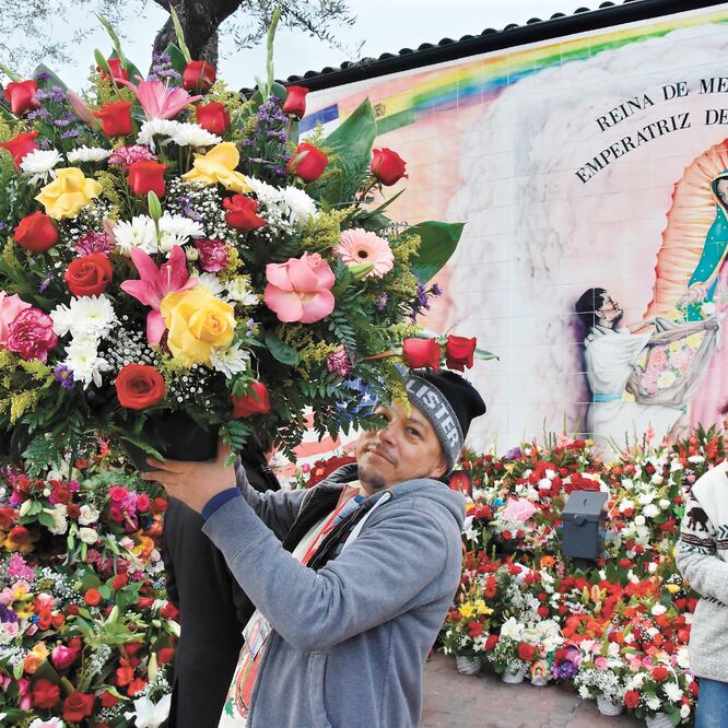 Cientos de latinos acudieron ayer al mural de la Virgen de Guadalupe en Los Ángeles, a pedir por los migrantes que están en Tijuana esperando cruzar a EU. Foto: IVÁN MEJÍA. EFE