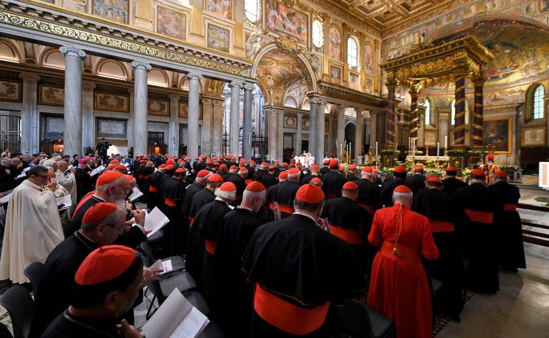 Cardenales participan en el rezo de Vísperas y rinden homenaje a la tumba del papa Francisco en la Basílica Papal de Santa María la Mayor (Basílica de Santa María la Mayor), en Roma, Italia, el 27 de abril de 2025, un día después del funeral del pontífice. El papa Francisco falleció el lunes de Pascua, 21 de abril de 2025, a la edad de 88 años. Foto: EFE
