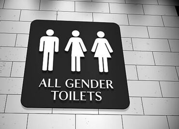 “Baños femeninos no son para mujeres trans”, según regulador británico; magistrados afirman de legal excluirlos