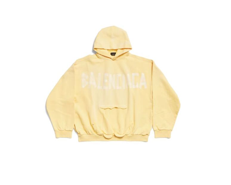 Esta hoodie desgastado está disponible en colores amarillo, rojo, beige y blanco. Foto: Balenciaga