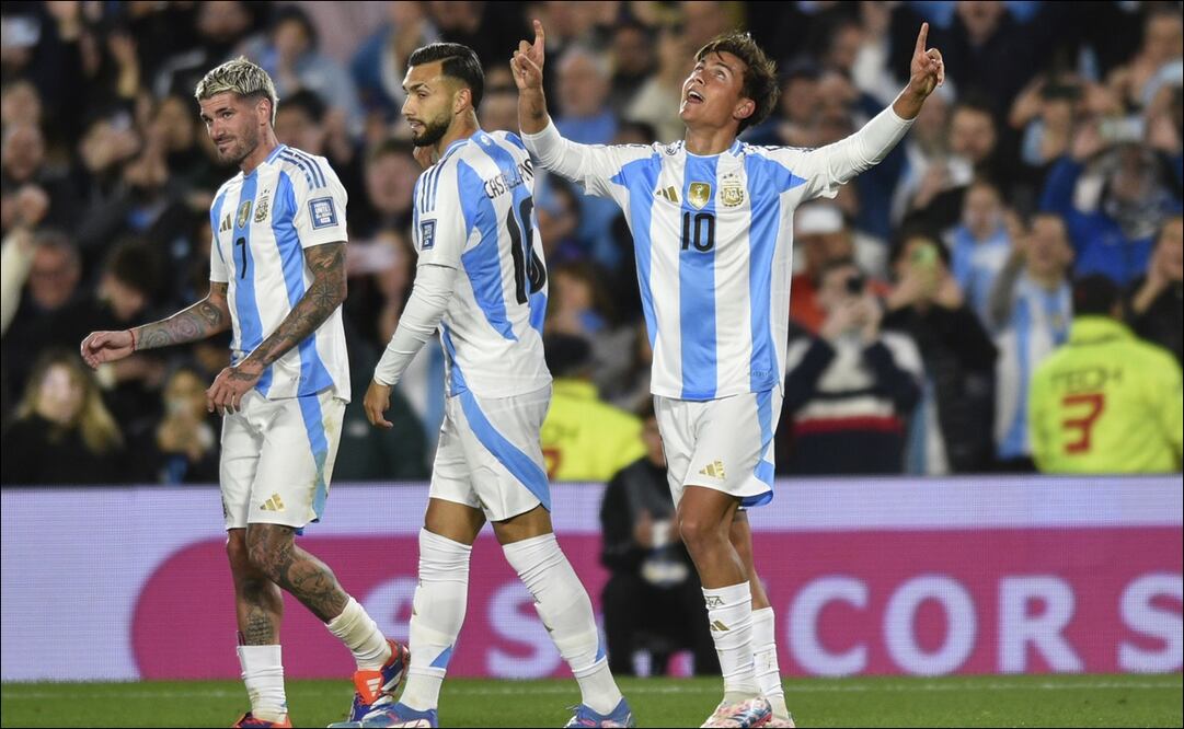Paulo Dybala festeja el último gol de la goleada argentina sobre Chile / Foto: AP