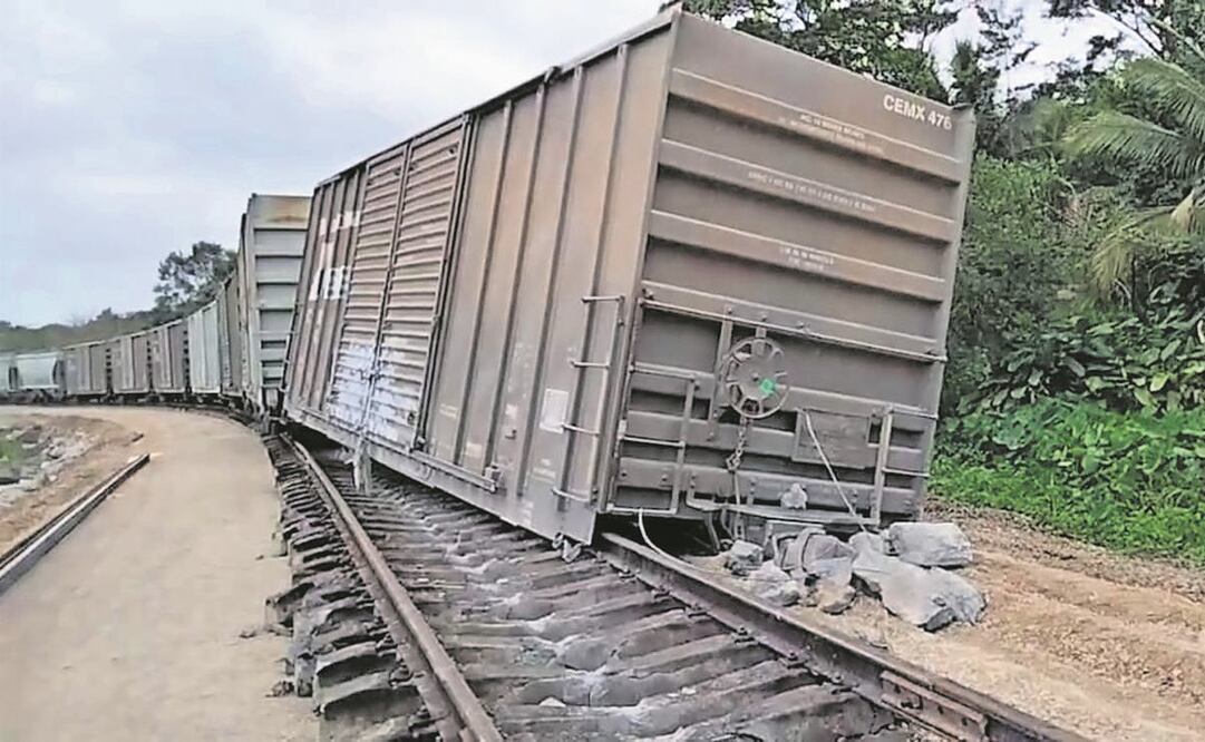 Expertos destacan que la ausencia de balasto o gravilla sobre los durmientes de cemento podría ser la causa del accidente. Foto: Especial.