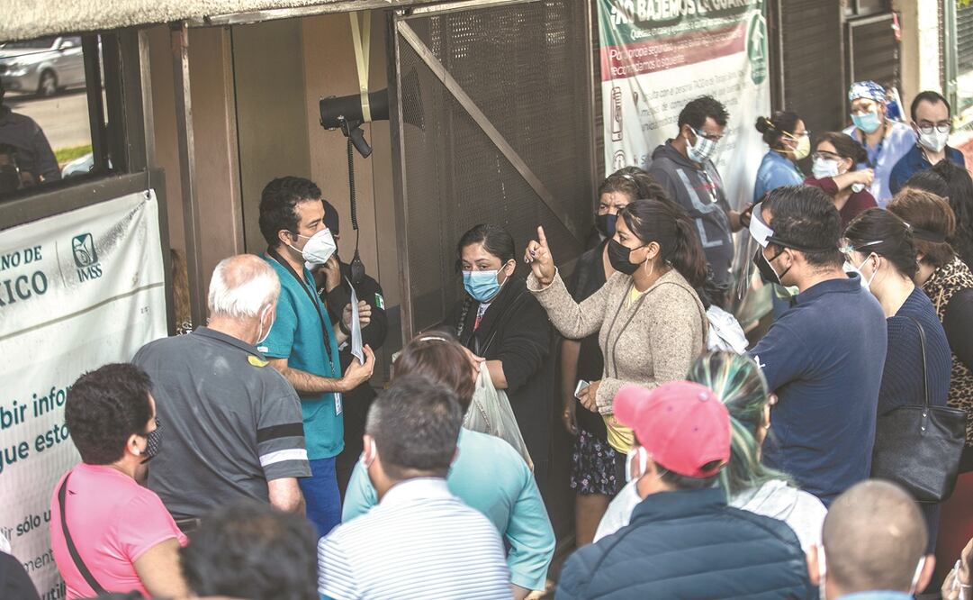 Familiares de pacientes con Covid-19 escuchan el parte médico de sus parientes, quienes están internados en el Hospital La Raza, en la Ciudad de México, entidad con más contagios a nivel nacional. Foto: Germán Espinosa/ EL UNIVERSAL.