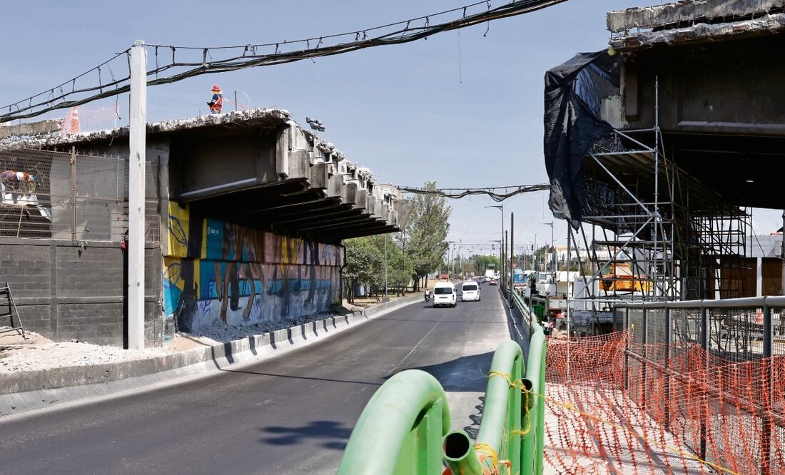 Los alrededores de donde se llevan a cabo los trabajos en la Línea 9 del Metro lucen llenos de maquinaria, trabajadores y tolvaneras que se levantan por la obra; autos y transeúntes circulan por la zona sin restricción. Foto: Fernanda Rojas / EL UNIVERSAL