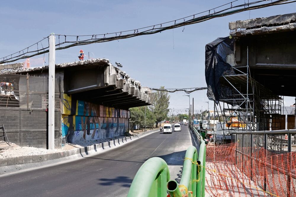 Los alrededores de donde se llevan a cabo los trabajos en la Línea 9 del Metro lucen llenos de maquinaria, trabajadores y tolvaneras que se levantan por la obra; autos y transeúntes circulan por la zona sin restricción. Foto: Fernanda Rojas / EL UNIVERSAL