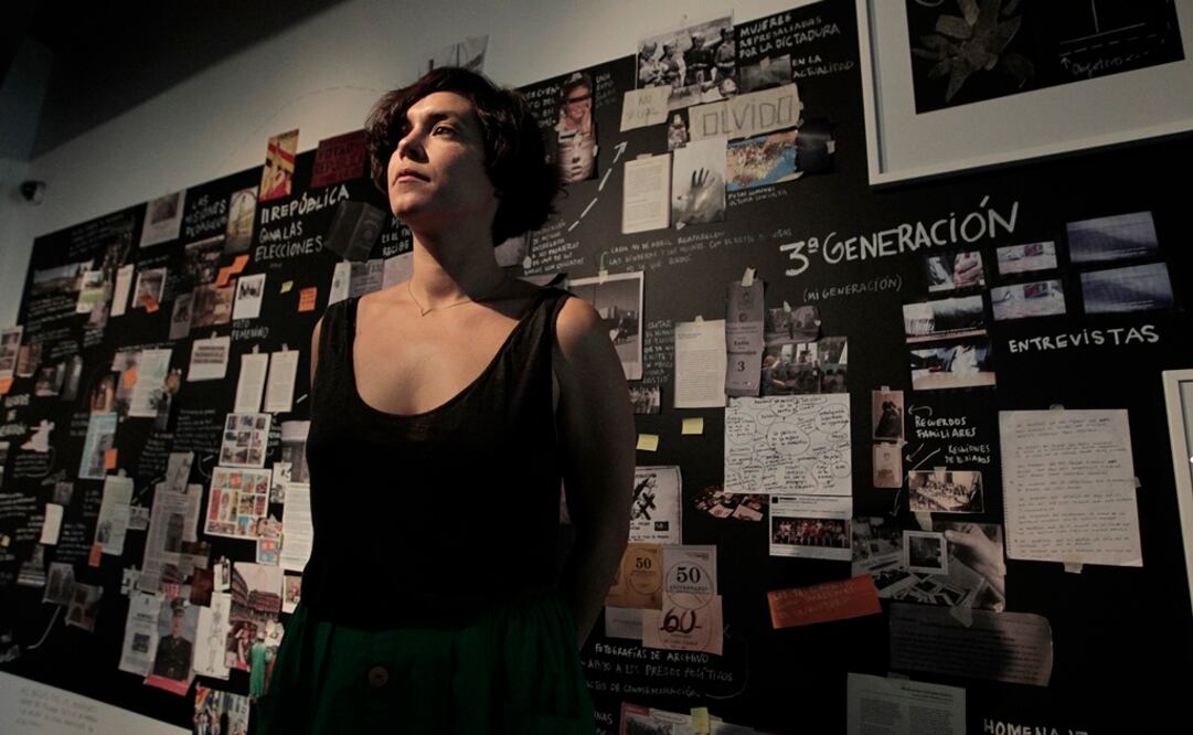 La artista española María Cerdá posa junto a la obra "Mural de Ideas". Foto: EFE/Mario Guzmán