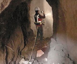 Aparece socavón en Iztapalapa; evacúan 4 inmuebles