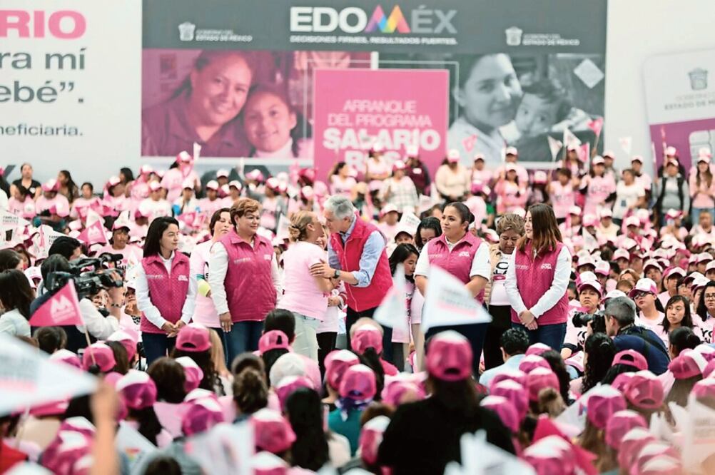 La entrega de tarjetas del programa Salario Rosa fue encabezada por el gobernador Alfredo del Mazo en el recinto ferial del Pueblo Mágico de Metepec. (CORTESÍA)