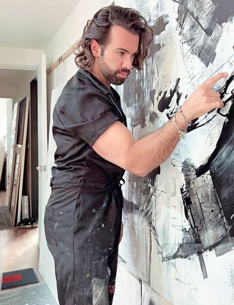 Diego de Erice muestra sus obras de arte. Foto: Vía Instagram.