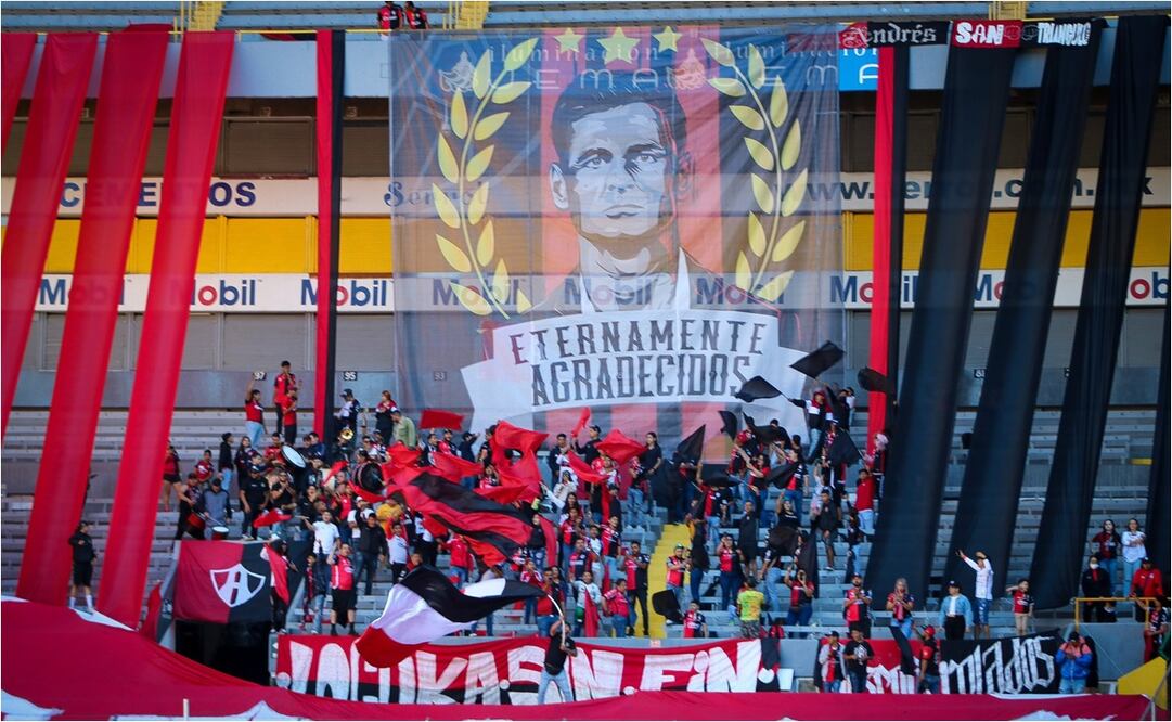 Aficionados del Atlas despiden a Diego Cocca en el estadio Jalisco / FOTO: Twitter: @AtlasFC