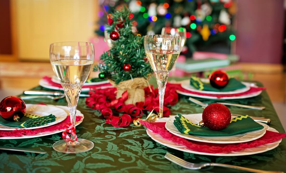 Coloca un centro de mesa que no sea muy alto (Foto: cortesía de Pixabay)